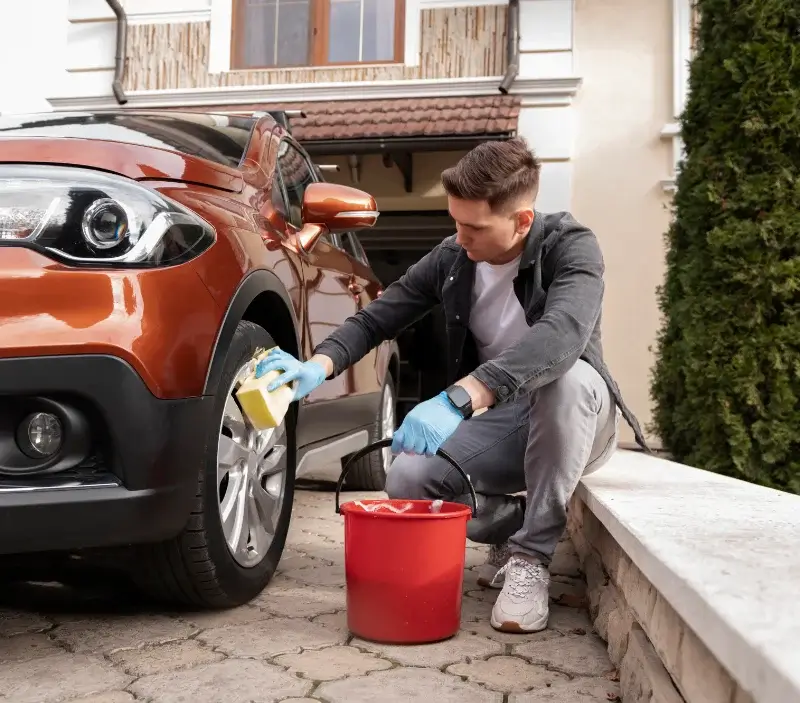 Lavage auto à domicile Castillon-Massas : professionnel intervenant sur un véhicule